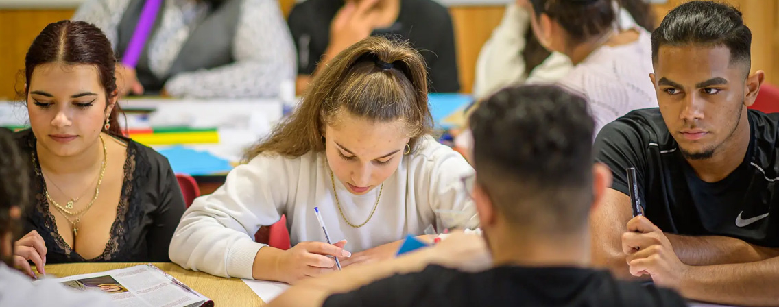 ROMEA uzavřela přihlášky k romským stipendiím. Přihlásilo se 188 uchazečů, přijmout ale může jen 100